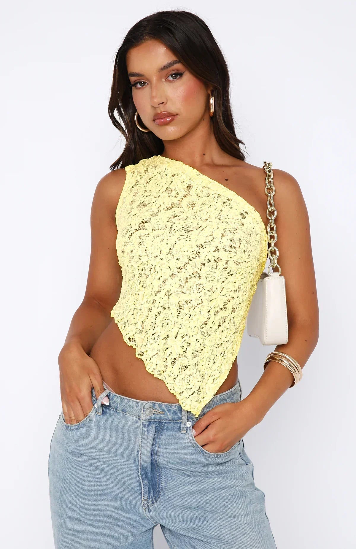 Top femme en dentelle – Épaule dénudée – Coupe ajustée – Ourlet asymétrique – Court