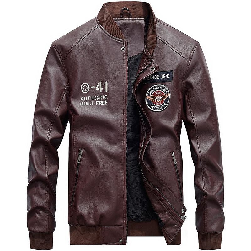 Blouson homme en cuir – Coupe structurée – Col baseball – Poches zippées – Patches brodés