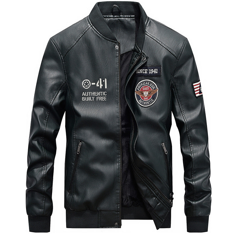 Blouson homme en cuir – Coupe structurée – Col baseball – Poches zippées – Patches brodés