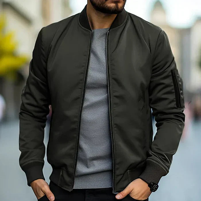 Blouson homme – Coupe classique – Tissu déperlant – Finitions côtelées – Poche zippée