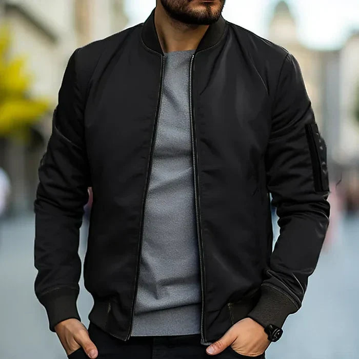 Blouson homme – Coupe classique – Tissu déperlant – Finitions côtelées – Poche zippée