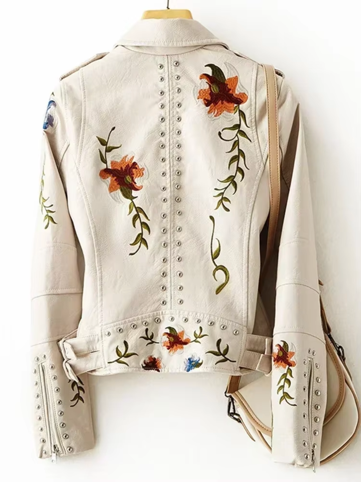 Veste en cuir femme – Coupe cintrée – Broderies florales – Style biker clouté