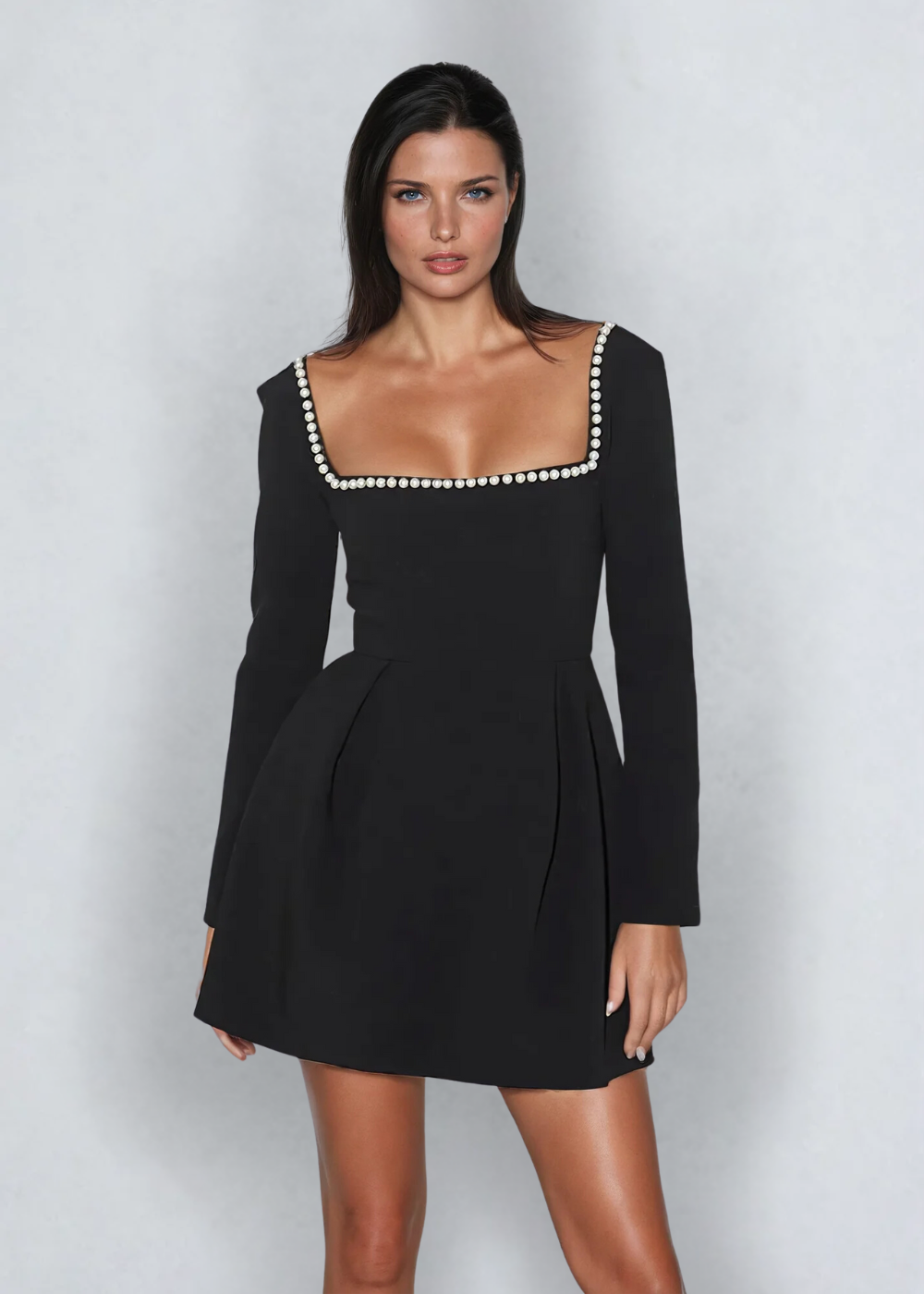 Robe Mini Femme - Encolure Carrée avec Perles - Manches Longues - Coupe Évasée Chic