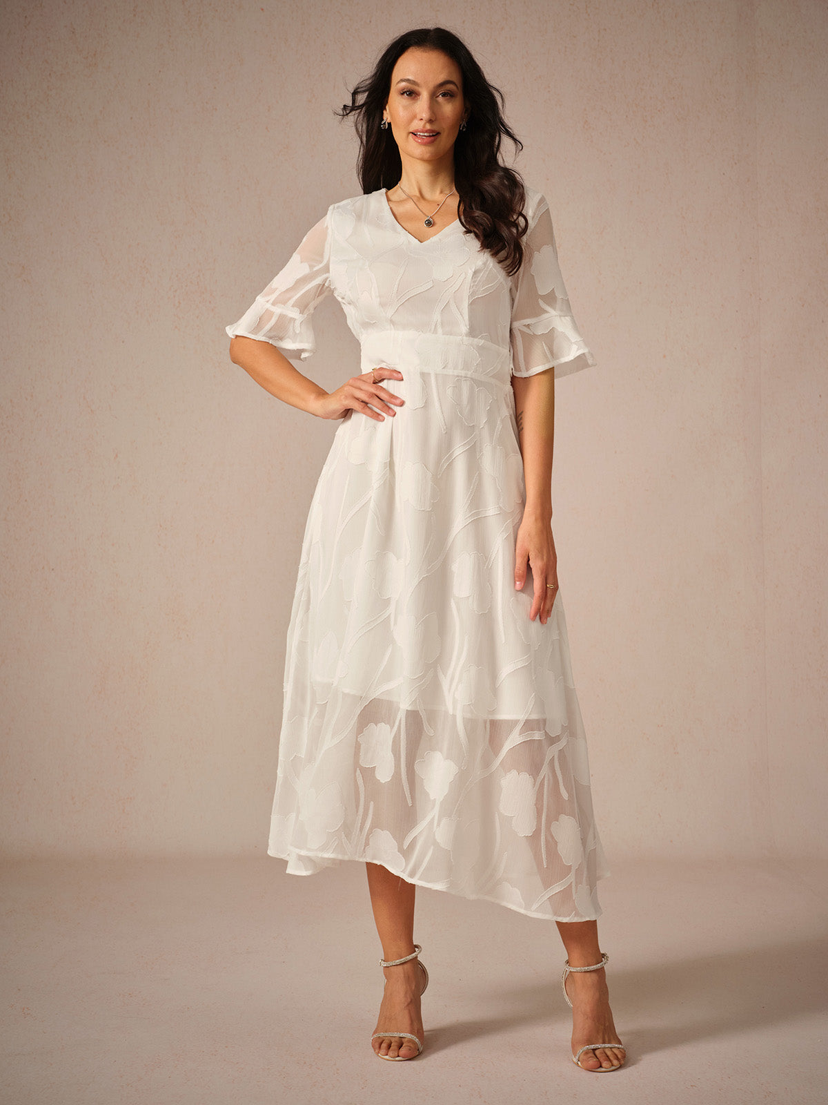 Robe longue femme – Dentelle florale – Manches volantées – Coupe évasée élégante