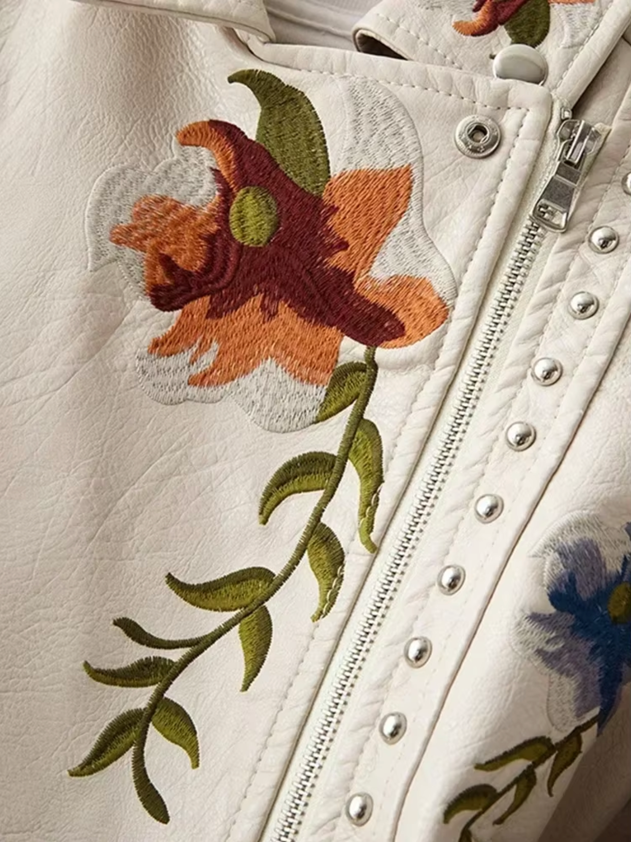 Veste en cuir femme – Coupe cintrée – Broderies florales – Style biker clouté