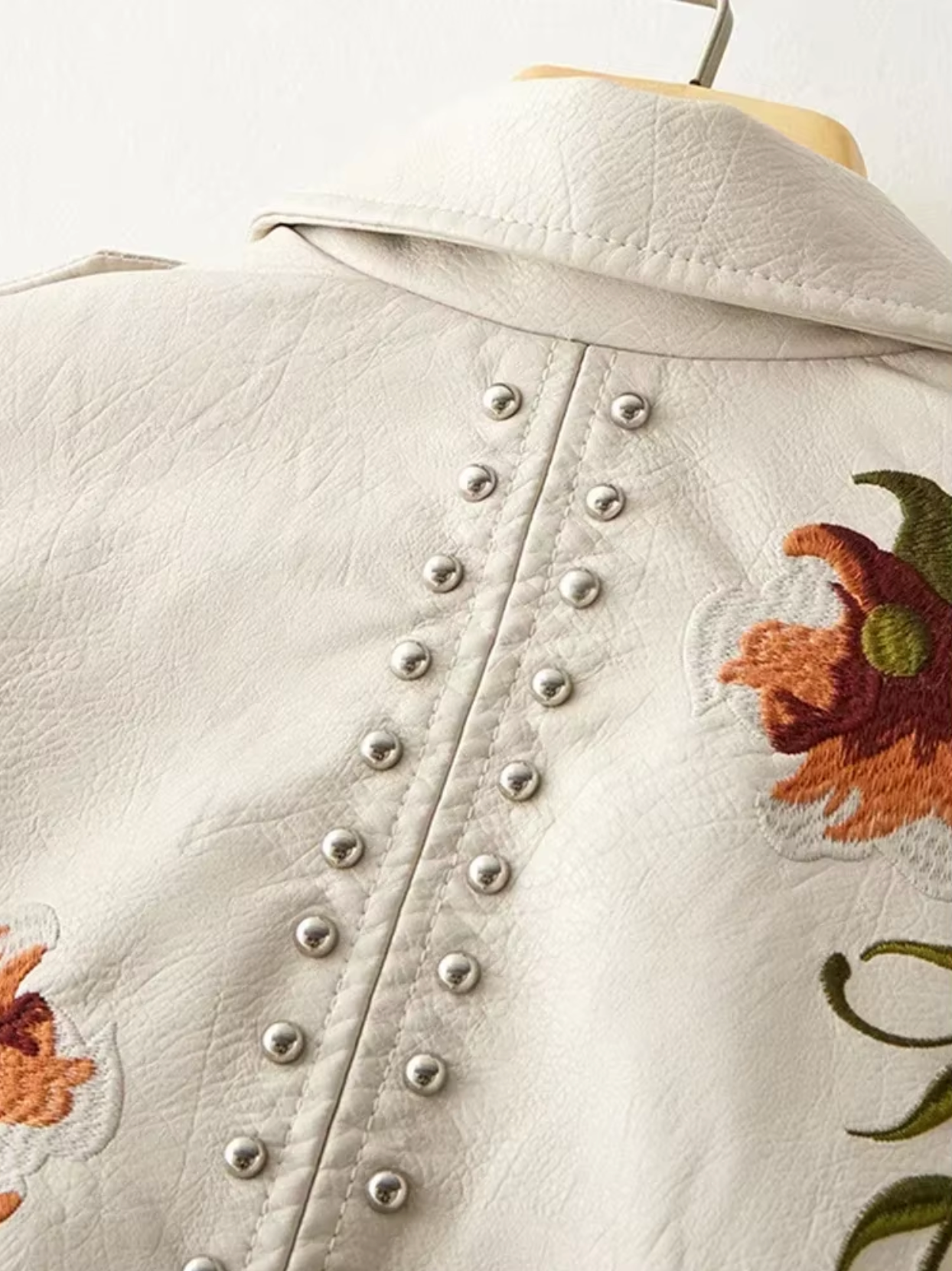 Veste en cuir femme – Coupe cintrée – Broderies florales – Style biker clouté