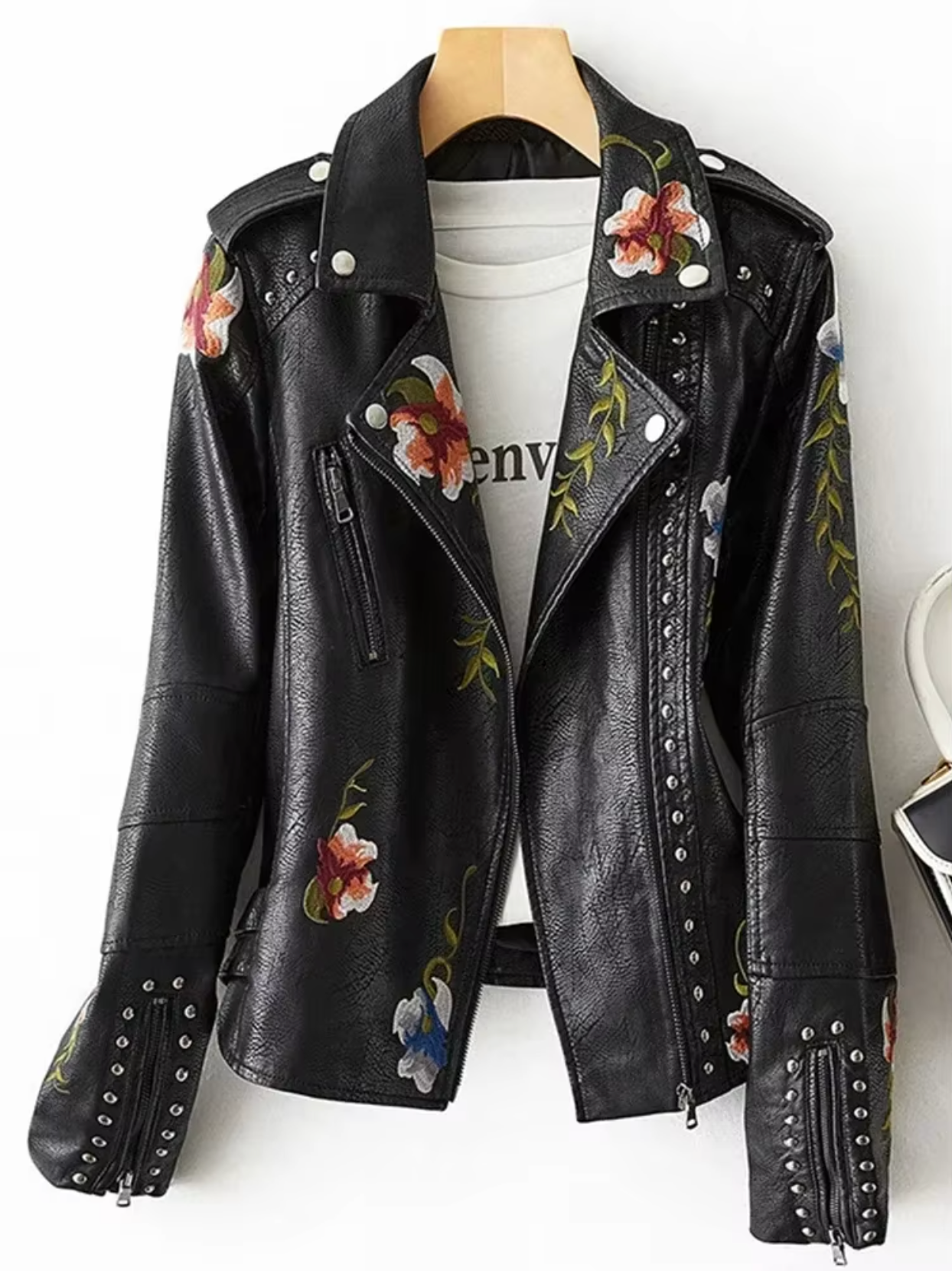 Veste en cuir femme – Coupe cintrée – Broderies florales – Style biker clouté
