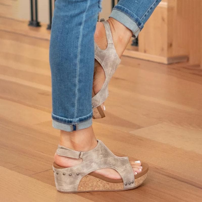 Sandales Compensées Femme - Bout Ouvert - Bride Arrière - Détails Rivets Élégants