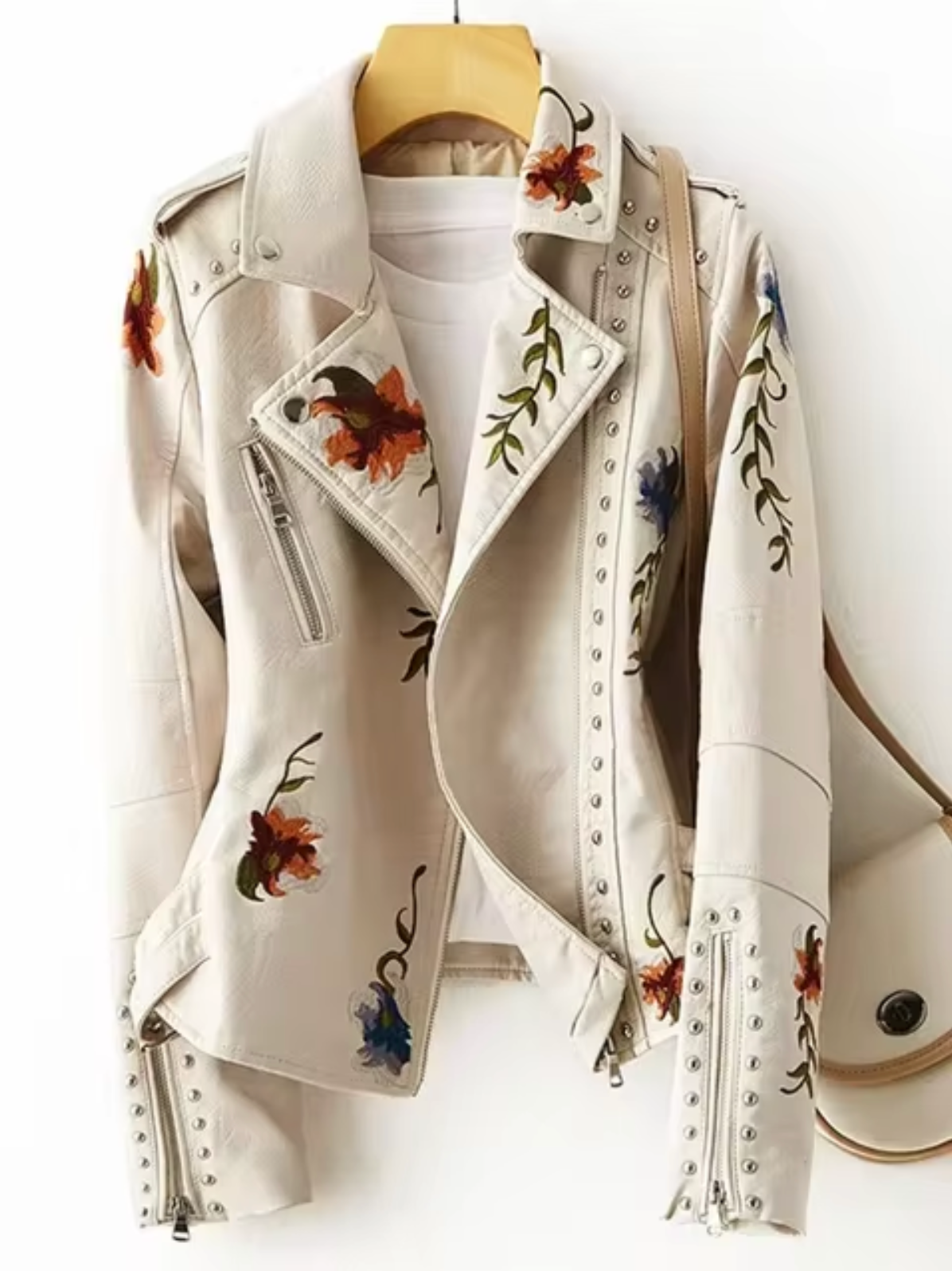 Veste en cuir femme – Coupe cintrée – Broderies florales – Style biker clouté