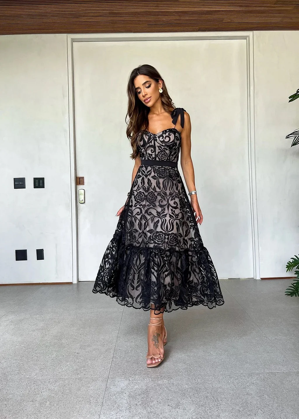 Robe Midi Femme – Dentelle Florale – Coupe Cintrée – Décolleté en V – Bretelles Fines