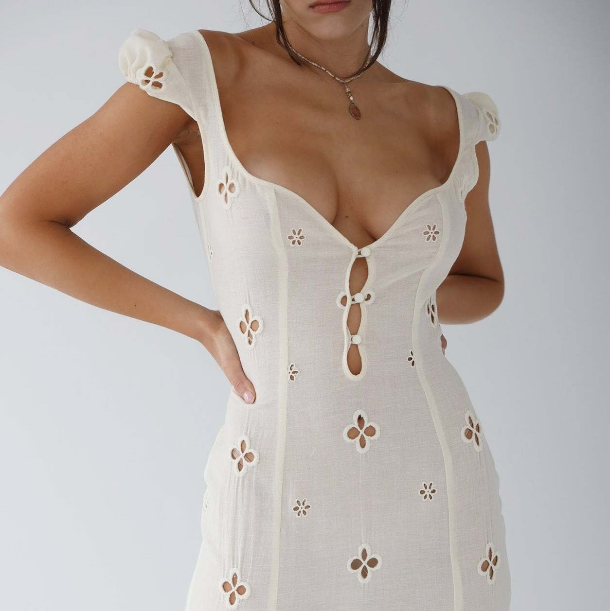 Robe midi femme – Coupe ajustée – Lin léger – Broderie florale – Manches volantées