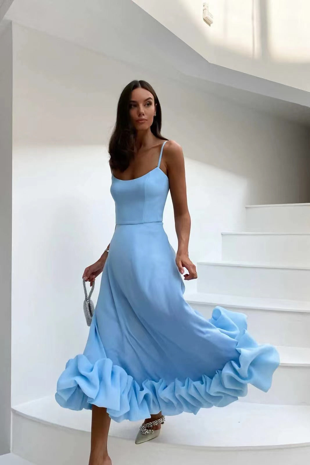 Robe Midi Femme - Bretelles Fines - Coupe Évasée - Ourlet Volanté - Élégante et Chic