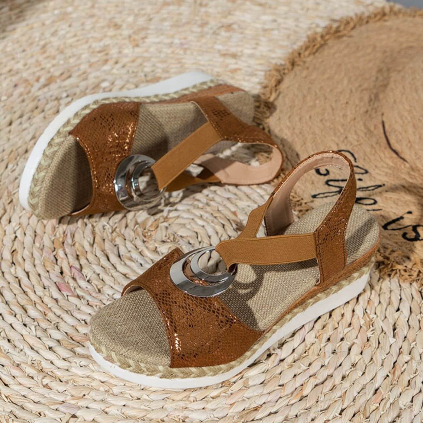 Sandales femme – Bout ouvert – Semelle compensée – Design croisé élégant