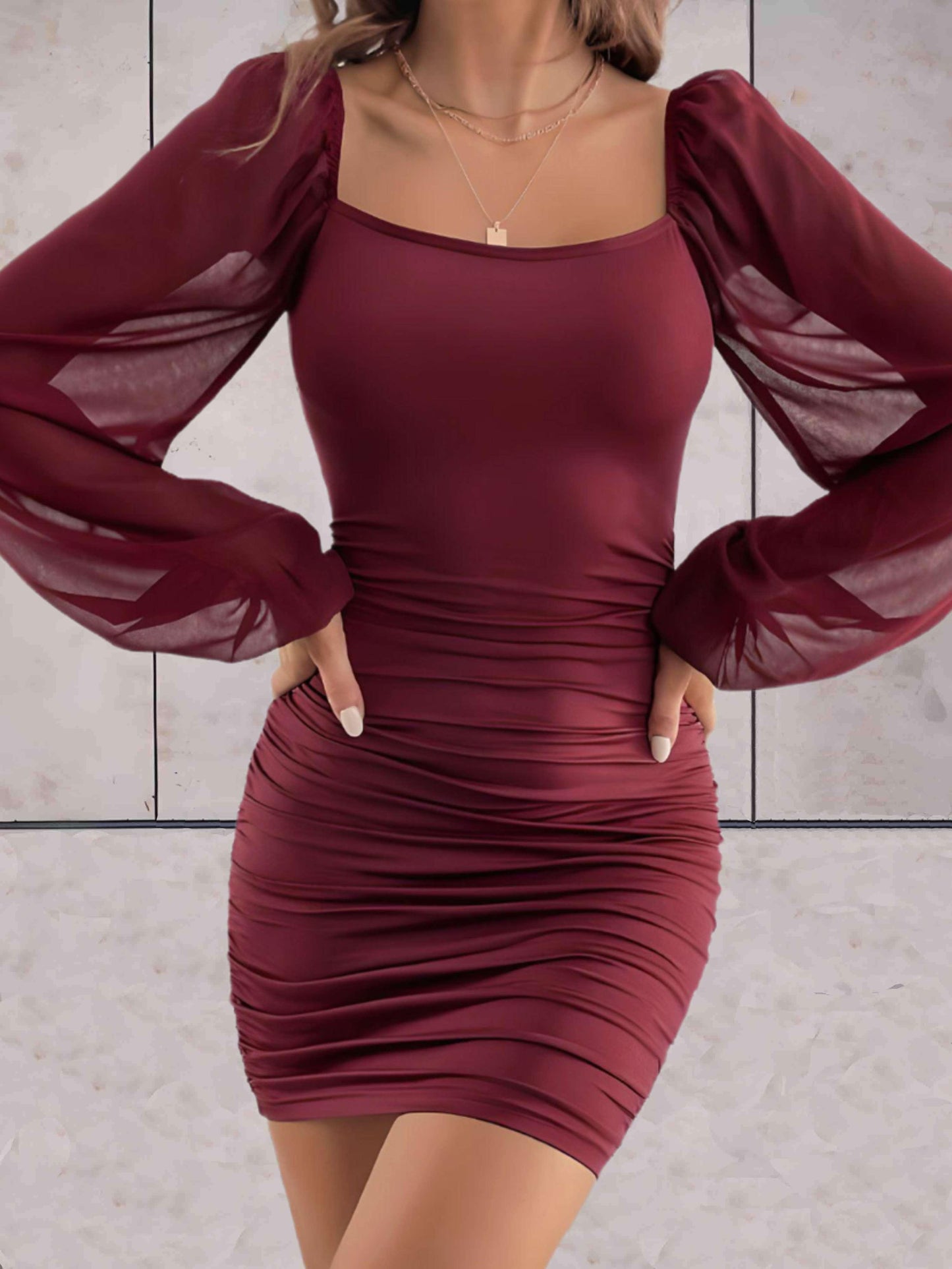 Robe Mini Femme - Coupe Moulante - Manches Longues Bouffantes - Encolure Carrée Plissée