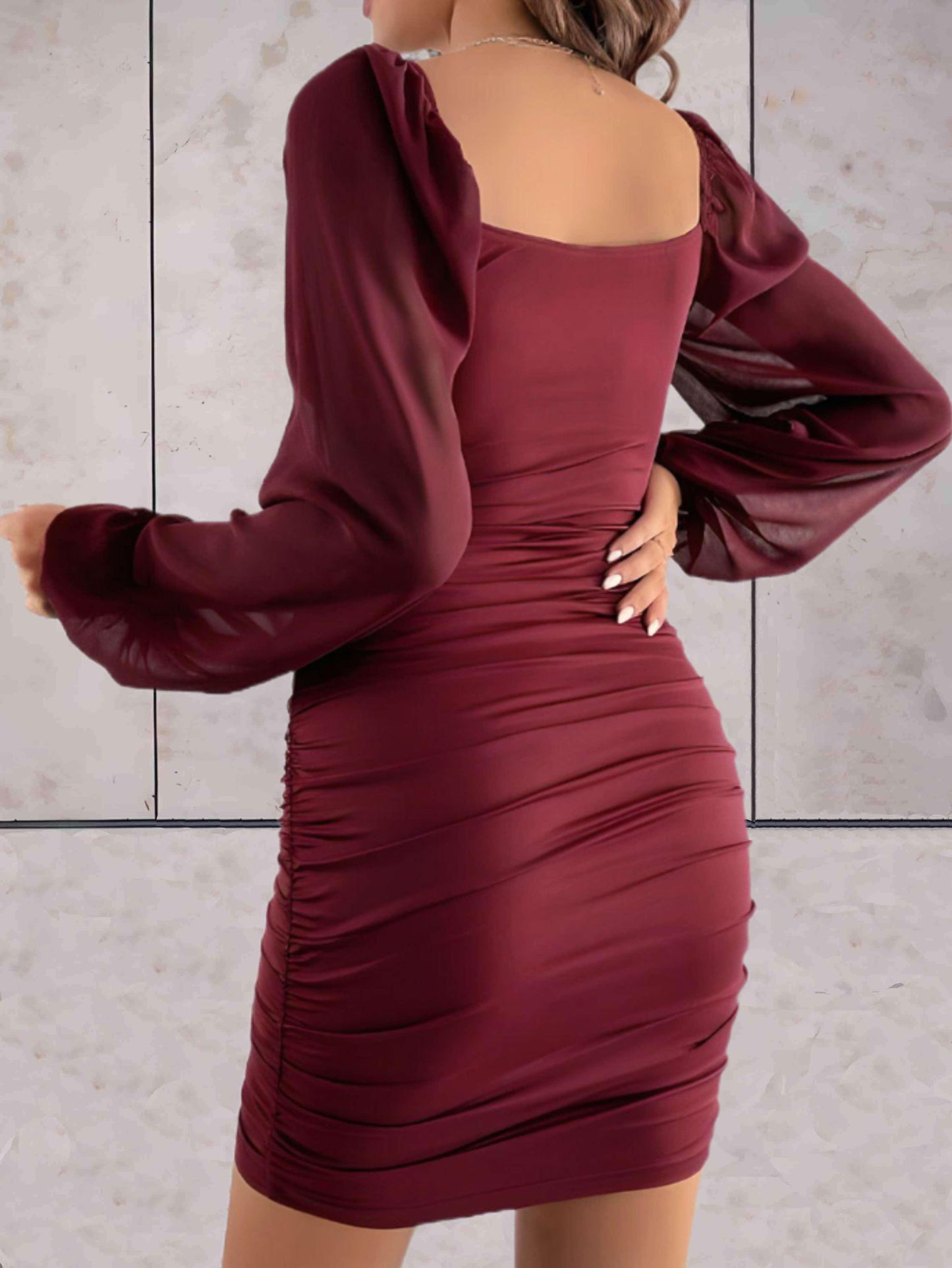 Robe Mini Femme - Coupe Moulante - Manches Longues Bouffantes - Encolure Carrée Plissée