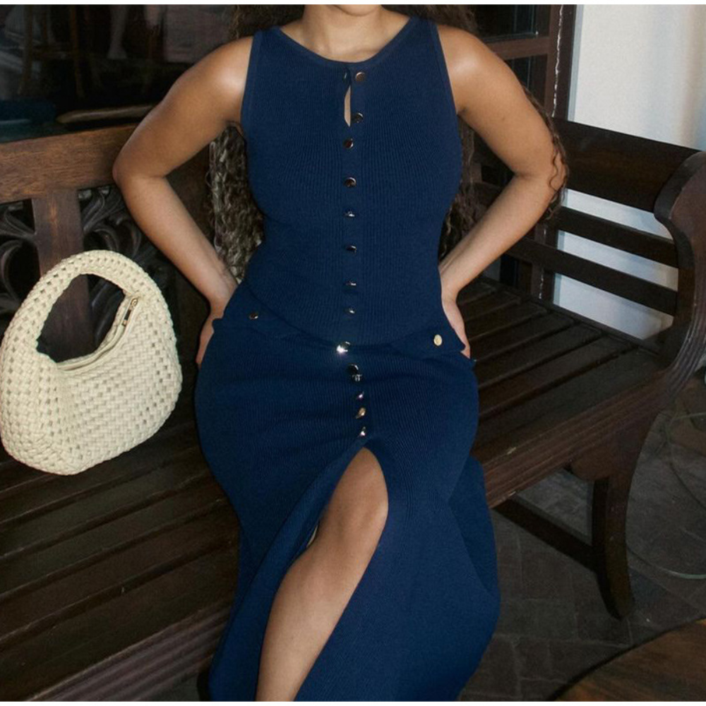 Robe Longue Sans Manches Femme - Maille Côtelée - Coupe Cintrée - Boutons Décoratifs
