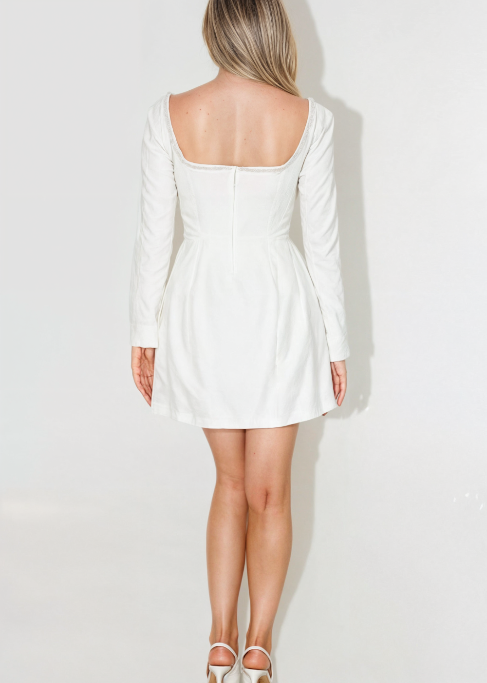 Robe Mini Femme - Encolure Carrée avec Perles - Manches Longues - Coupe Évasée Chic