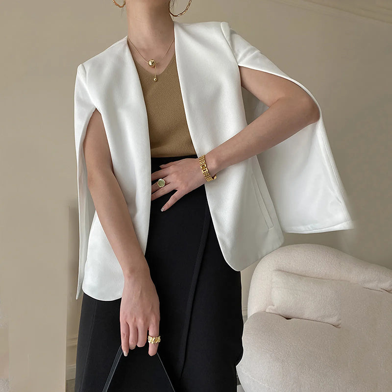 Veste Femme de Couverture – Coupe Cintrée – Manches Cape – Ouverture Élégante