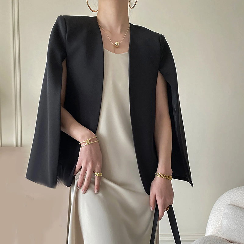 Veste Femme de Couverture – Coupe Cintrée – Manches Cape – Ouverture Élégante
