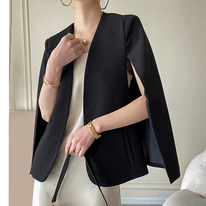 Veste Femme de Couverture – Coupe Cintrée – Manches Cape – Ouverture Élégante