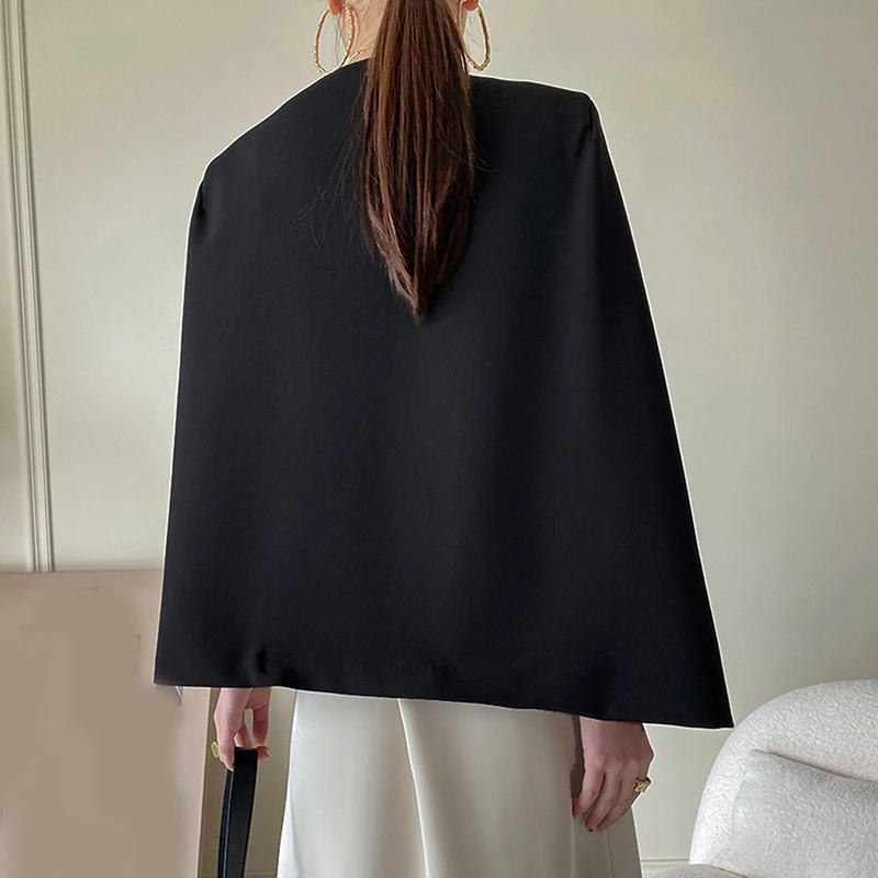 Veste Femme de Couverture – Coupe Cintrée – Manches Cape – Ouverture Élégante