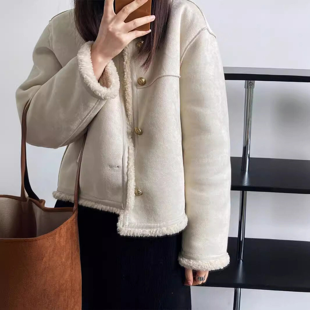 Veste sherpa femme – Coupe boxy – Effet suédine – Doublure chaude – Boutons métal