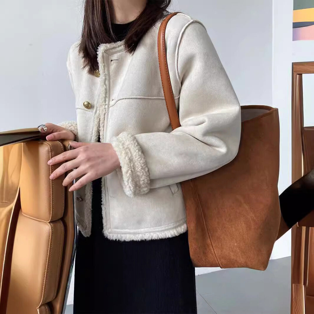 Veste sherpa femme – Coupe boxy – Effet suédine – Doublure chaude – Boutons métal