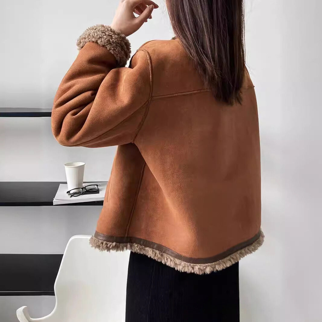 Veste sherpa femme – Coupe boxy – Effet suédine – Doublure chaude – Boutons métal
