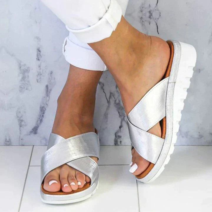 Sandales femme – Brides croisées texturées – Semelle plateforme amortie – Coupe décontractée