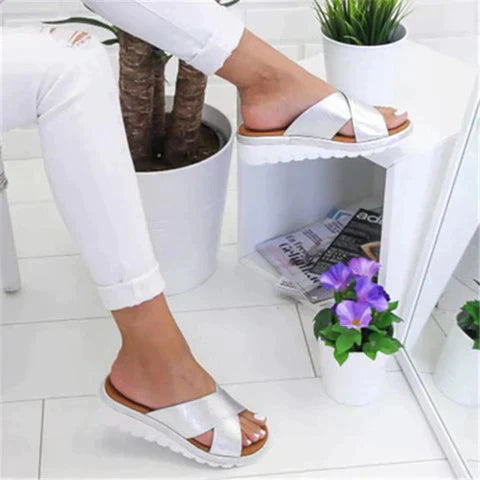 Sandales femme – Brides croisées texturées – Semelle plateforme amortie – Coupe décontractée
