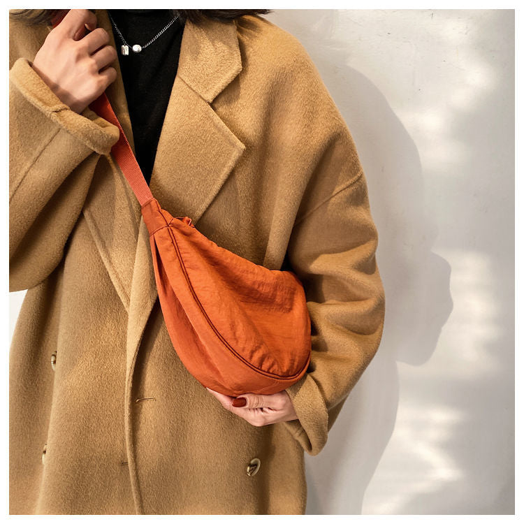 Sac à Épaule Femme – Forme Croissant – Tissu Texturé – Design Minimaliste Compact