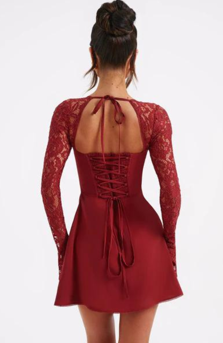 Robe Femme Mini – Coupe Ajustée – Manches Longues Dentelle – Décolleté Cœur