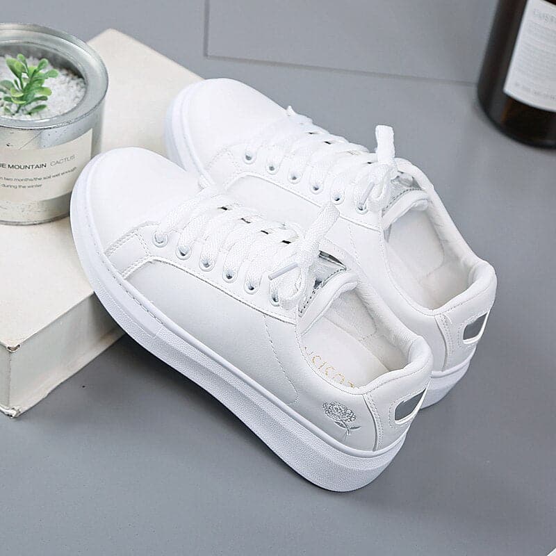 Nele - Høykvalitets sneakers med Aircushion-såle og rosemblem