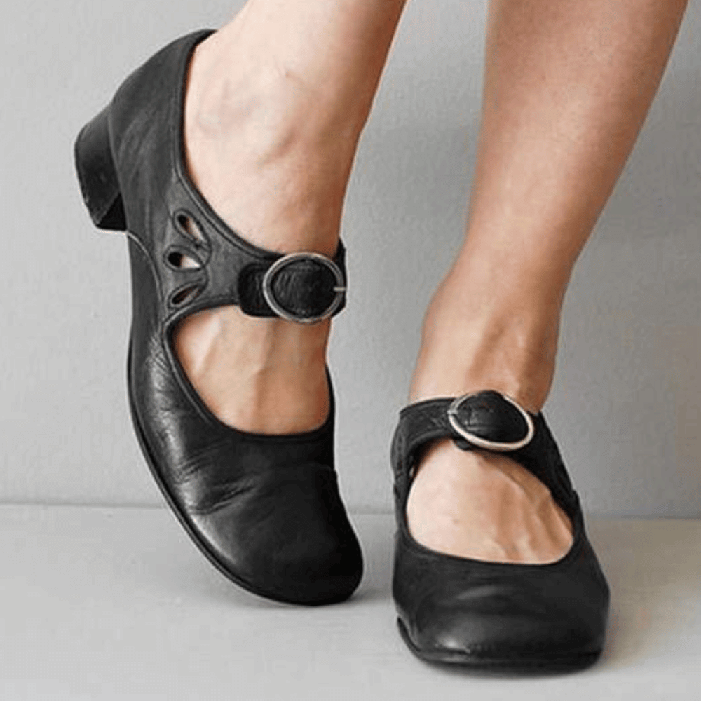 Sandales femme en cuir – Bout fermé – Talon bas – Boucle réglable – Découpes