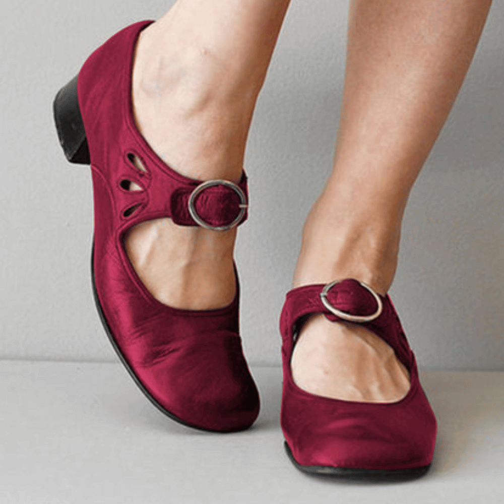 Sandales femme en cuir – Bout fermé – Talon bas – Boucle réglable – Découpes