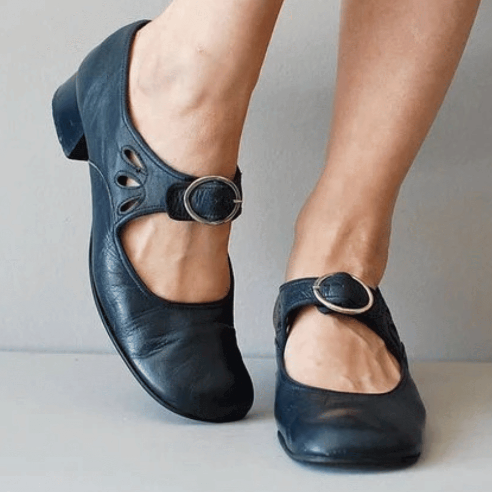 Sandales femme en cuir – Bout fermé – Talon bas – Boucle réglable – Découpes