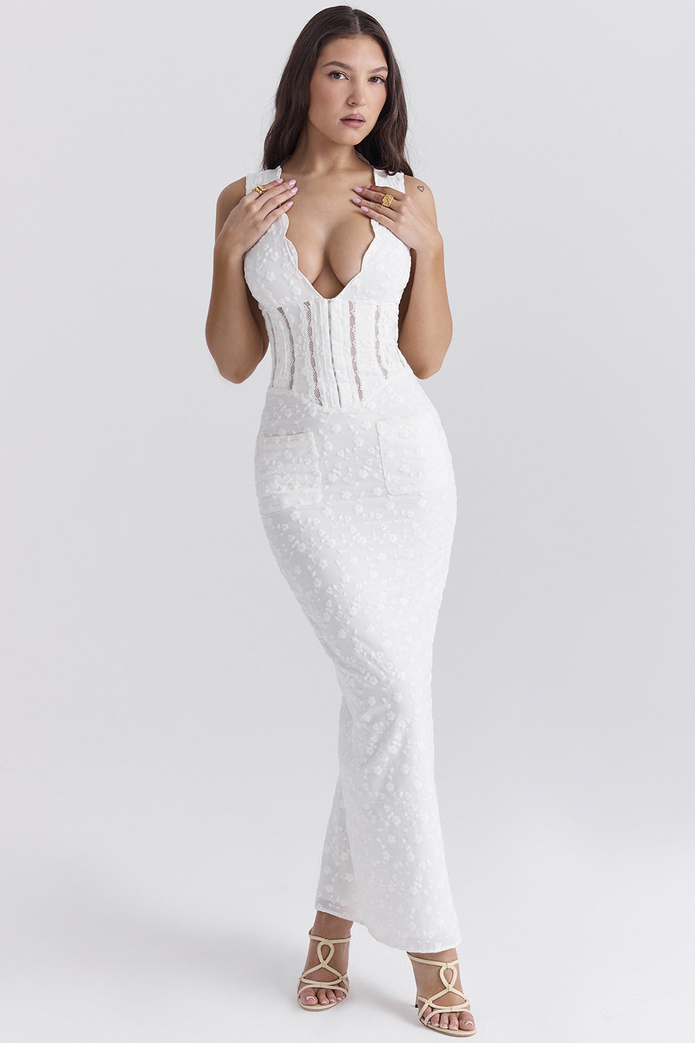 Robe femme longue en dentelle – Coupe ajustée – Taille haute – Décolleté plongeant