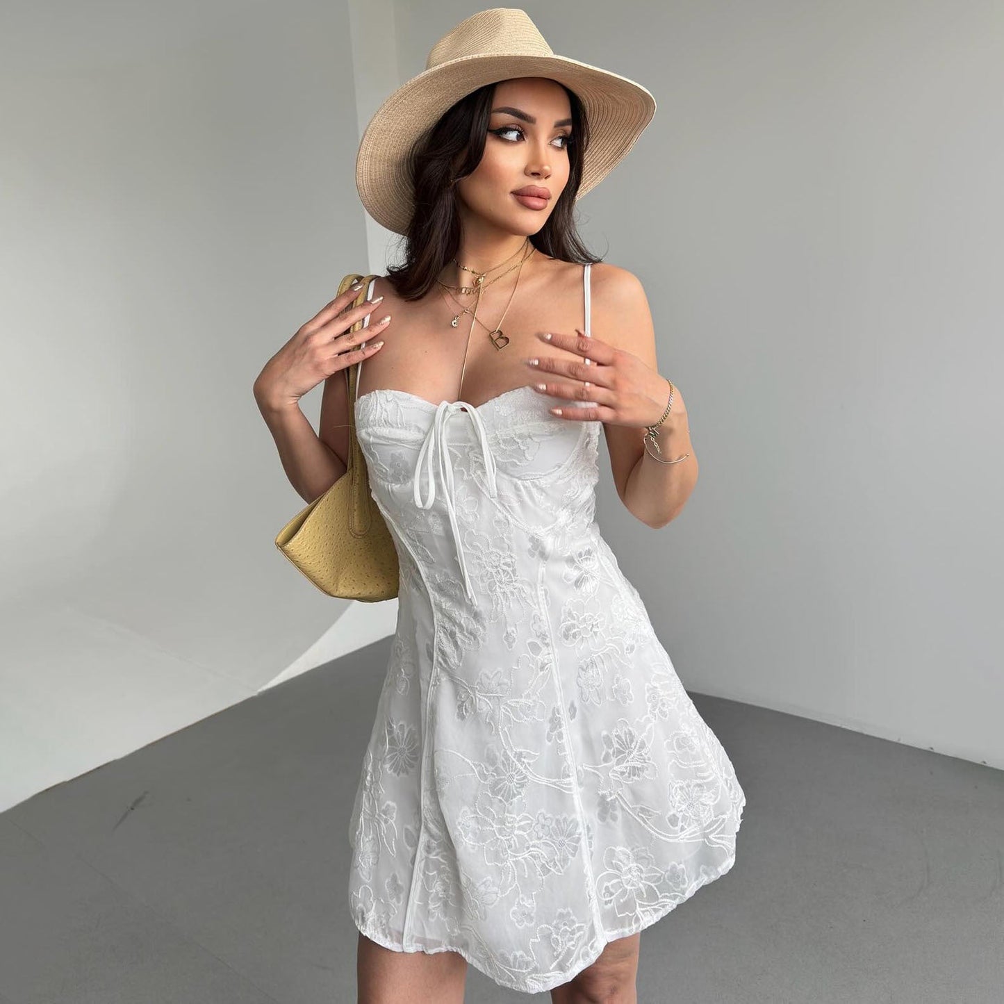Robe mini femme – Dentelle florale – Taille cintrée – Bretelles fines – Bustier froncé