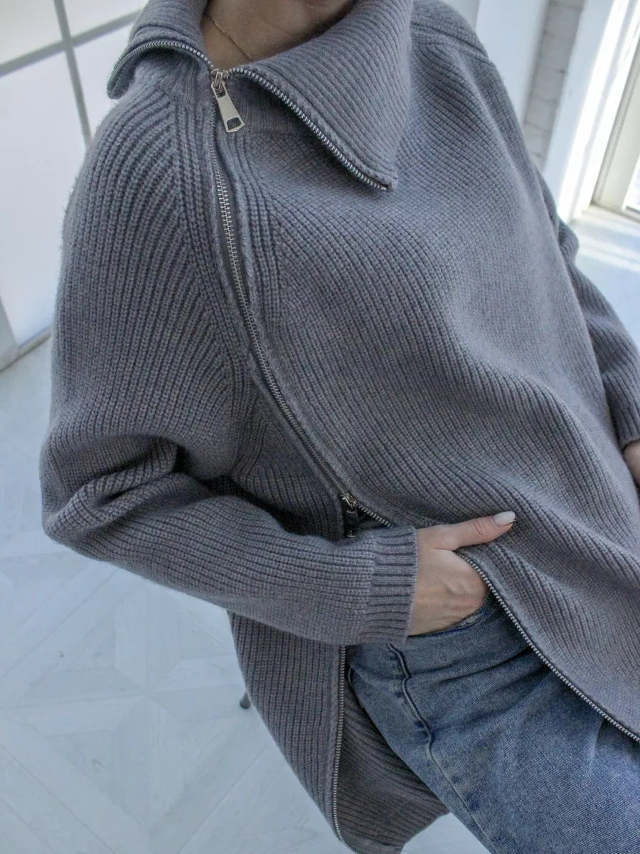 Pull femme en maille – Coupe oversize – Col large – Fermeture zippée asymétrique