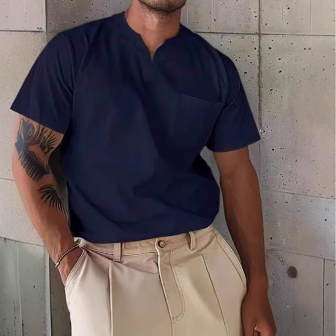 T-shirt homme col V – Coupe slim – Tissu respirant – Poche poitrine – Manches courtes