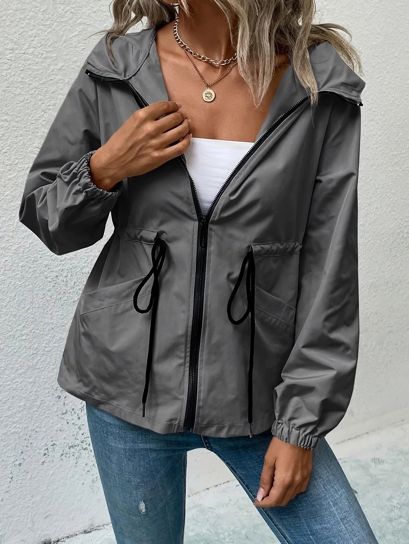 Veste femme imperméable – Coupe ajustable – Capuche – Longueur hanches – Poches