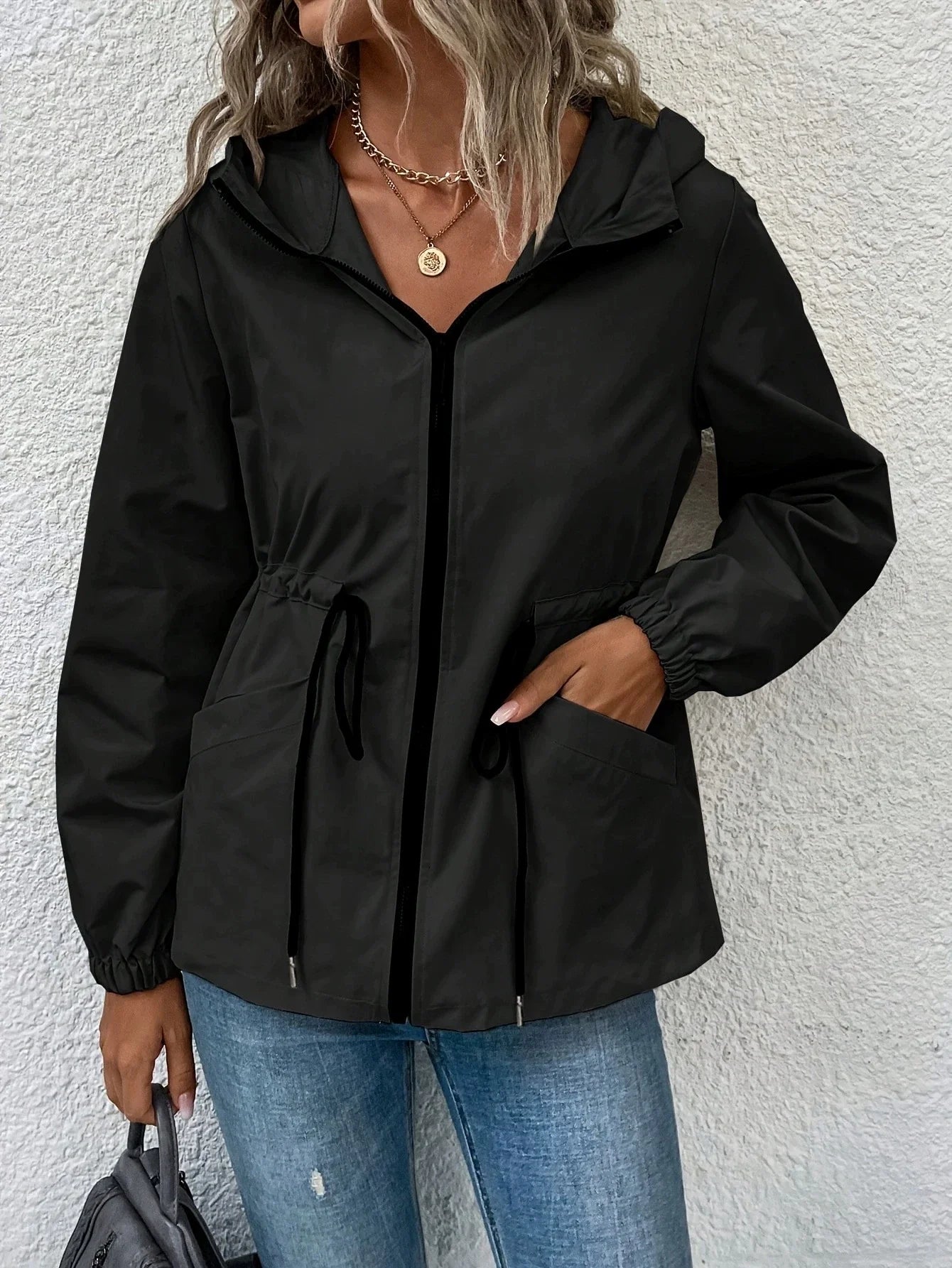 Veste femme imperméable – Coupe ajustable – Capuche – Longueur hanches – Poches