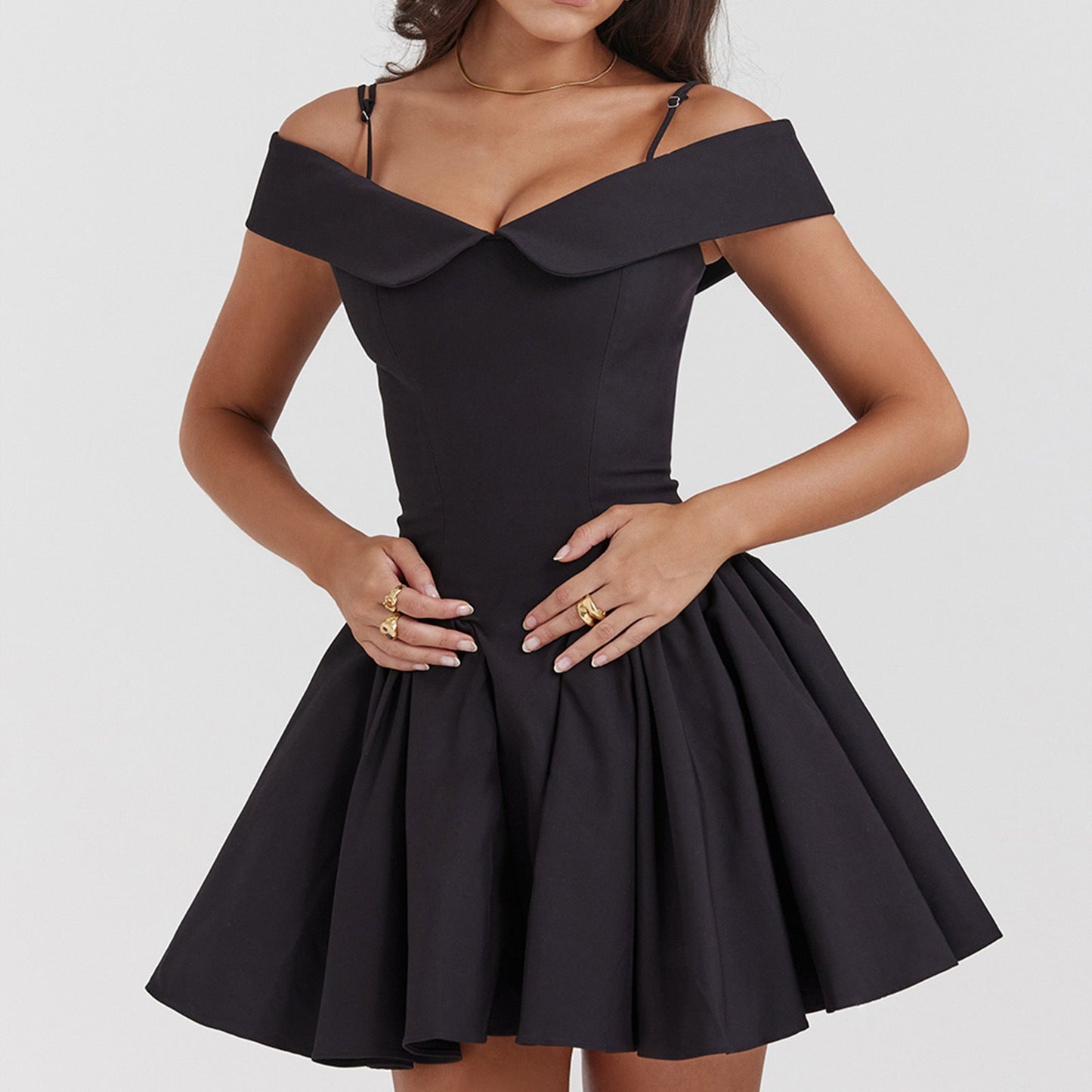 Robe femme épaules dénudées – Taille cintrée – Coupe évasée – Bretelles fines