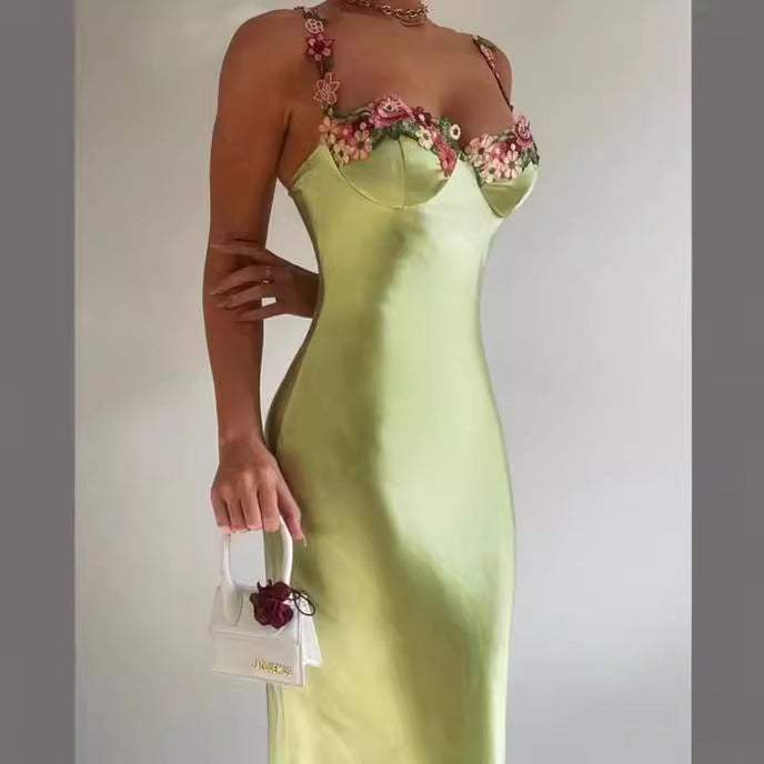 Robe longue femme – Satin lisse – Coupe ajustée – Décolleté cœur dentelle florale