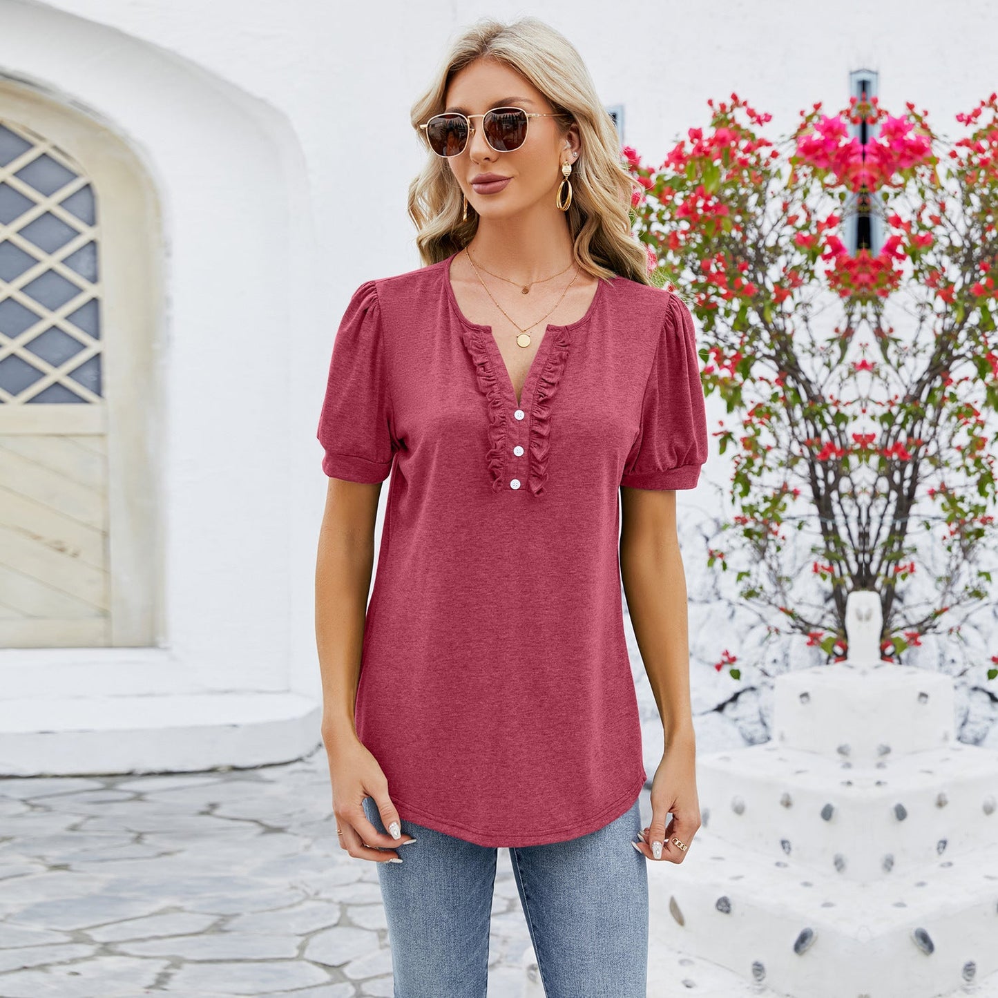 T-shirt femme à manches courtes – Col V boutonné – Coupe décontractée – Détail volanté