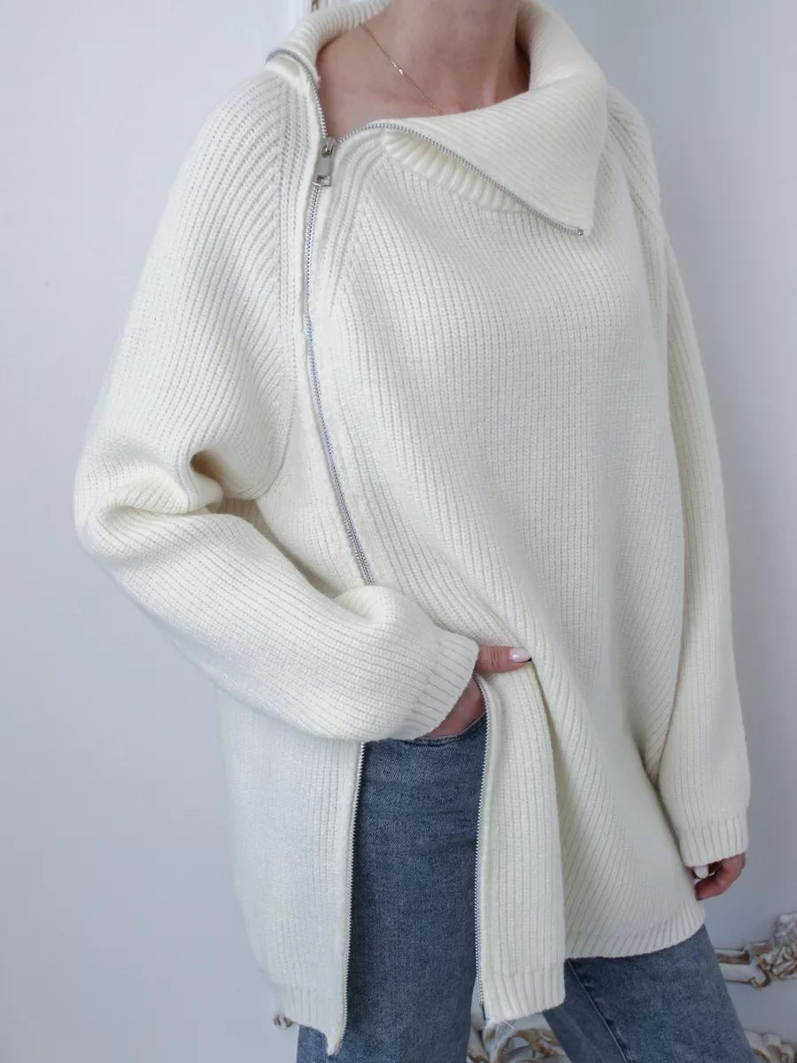 Pull femme en maille – Coupe oversize – Col large – Fermeture zippée asymétrique