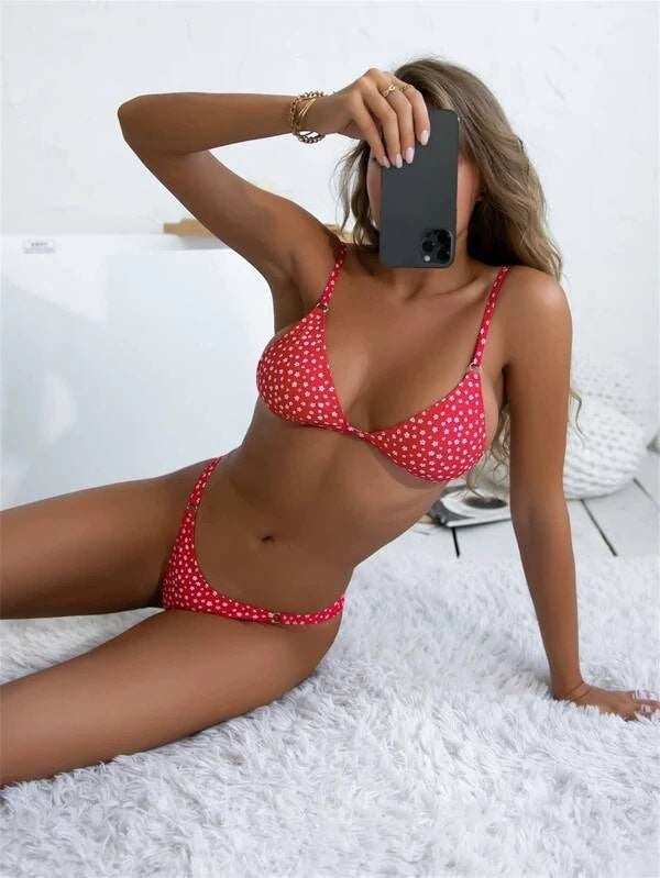 Bikini triangle femme – Coupe minimaliste – Tissu extensible respirant – Motif fleuri – Détails métalliques ajustables