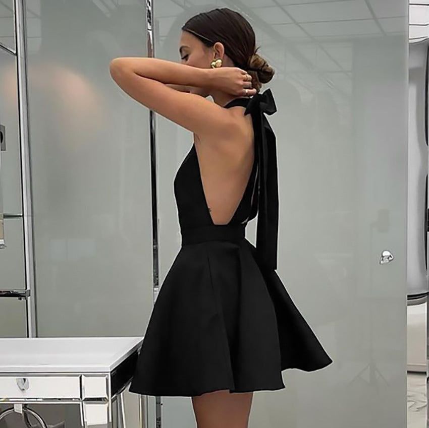 Robe femme – Col halter – Dos nu – Taille haute – Coupe évasée courte élégante