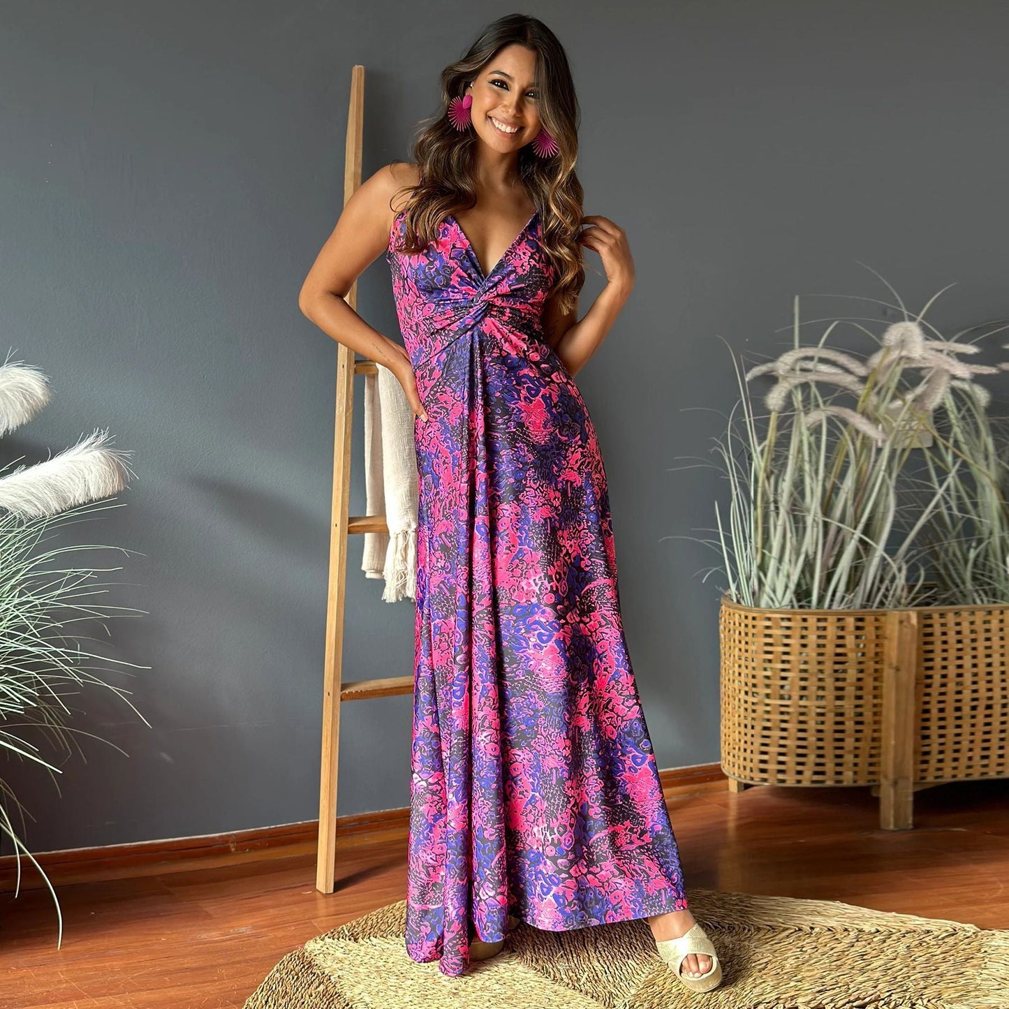 Robe longue femme – Sans manches – Décolleté en V – Détail torsadé – Coupe fluide imprimée