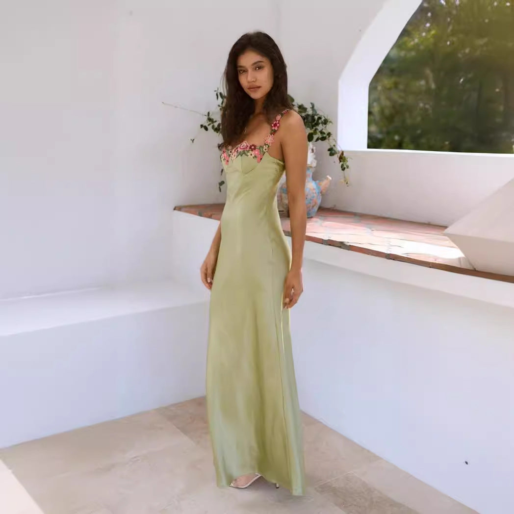 Robe longue femme – Satin lisse – Coupe ajustée – Décolleté cœur dentelle florale